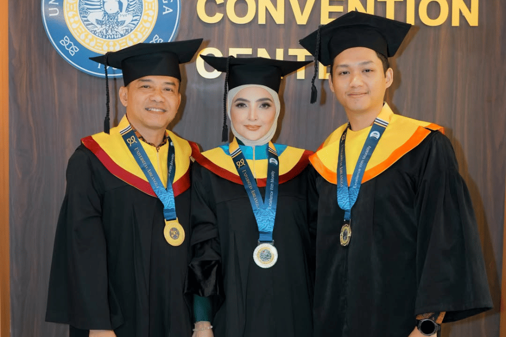 Ashanty Wisuda Bareng Anaknya