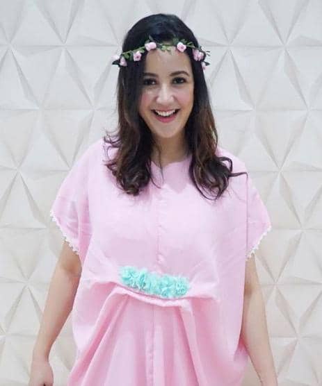 Artis hamil anak ketiga di usia kepala empat