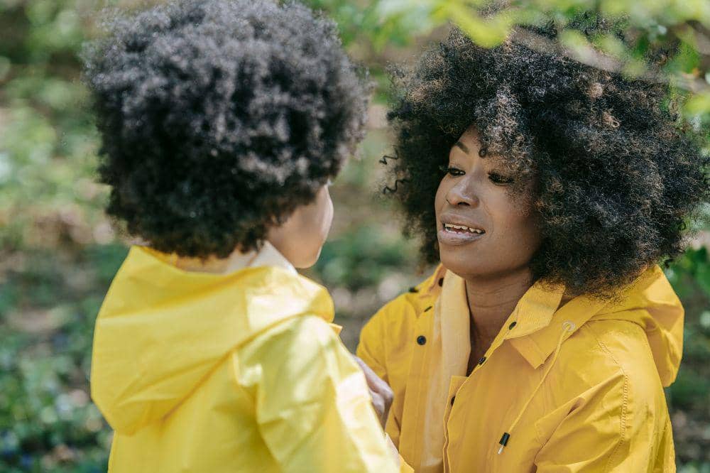 Bicara eye-to-eye level saat menghadapi anak yang emosinya