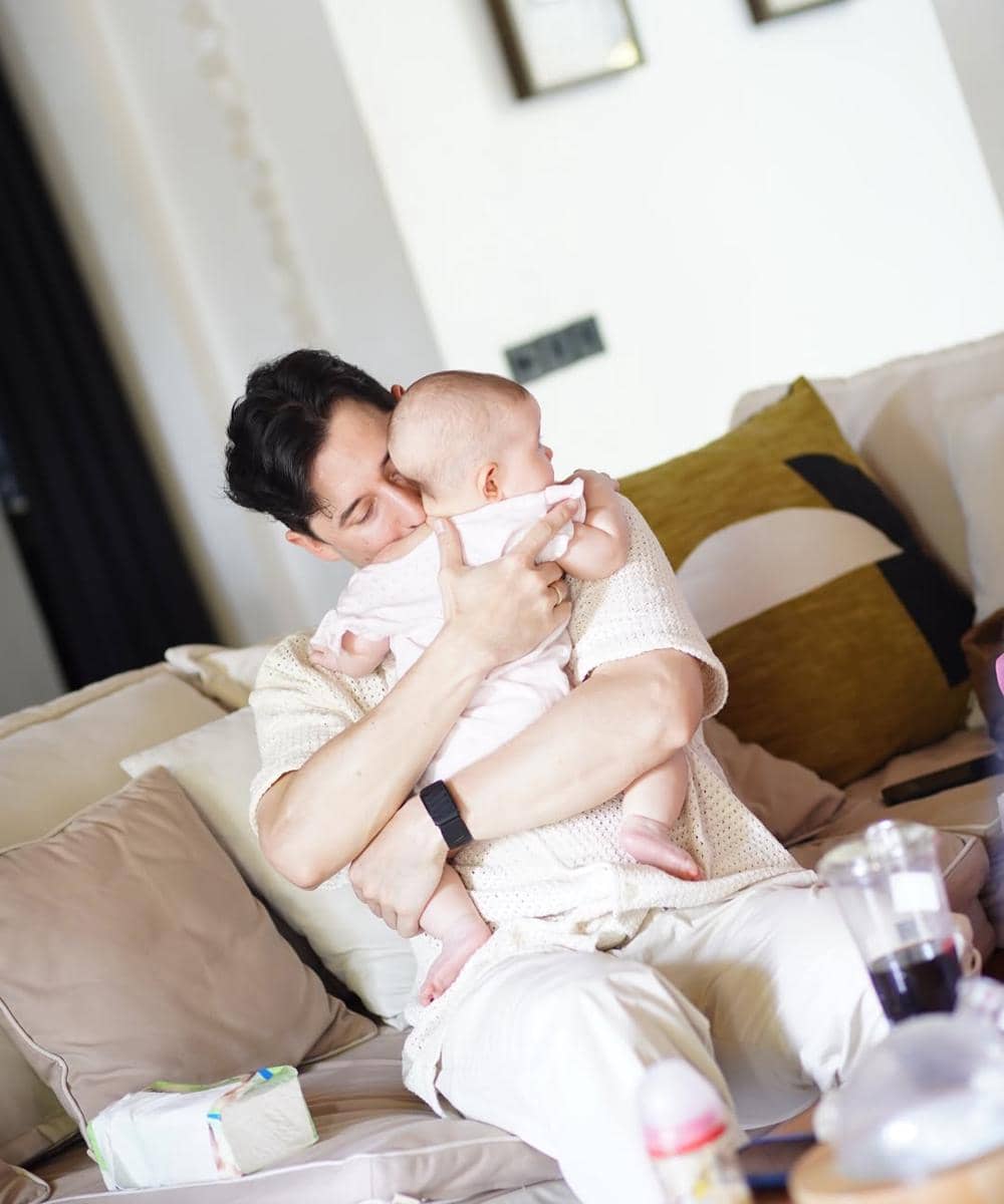 Foto kedekatan Nino Fernandez dengan anak pertamanya