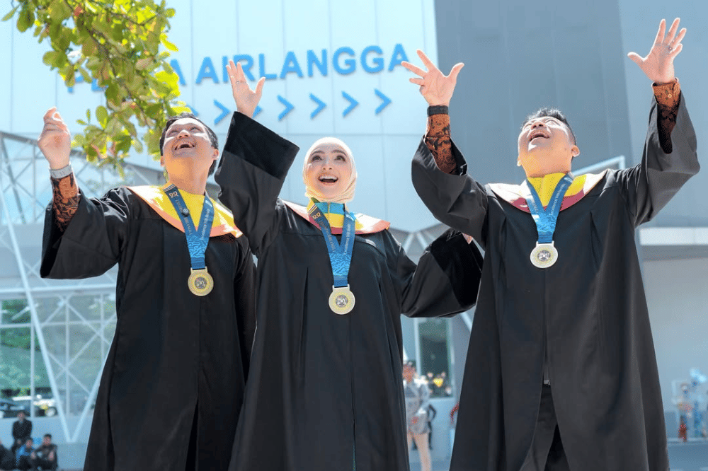 Ashanty Wisuda Bareng Anaknya