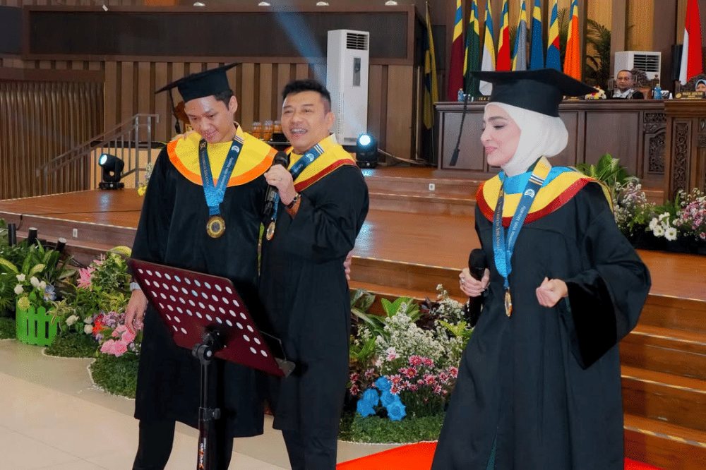 Ashanty Wisuda Bareng Anaknya