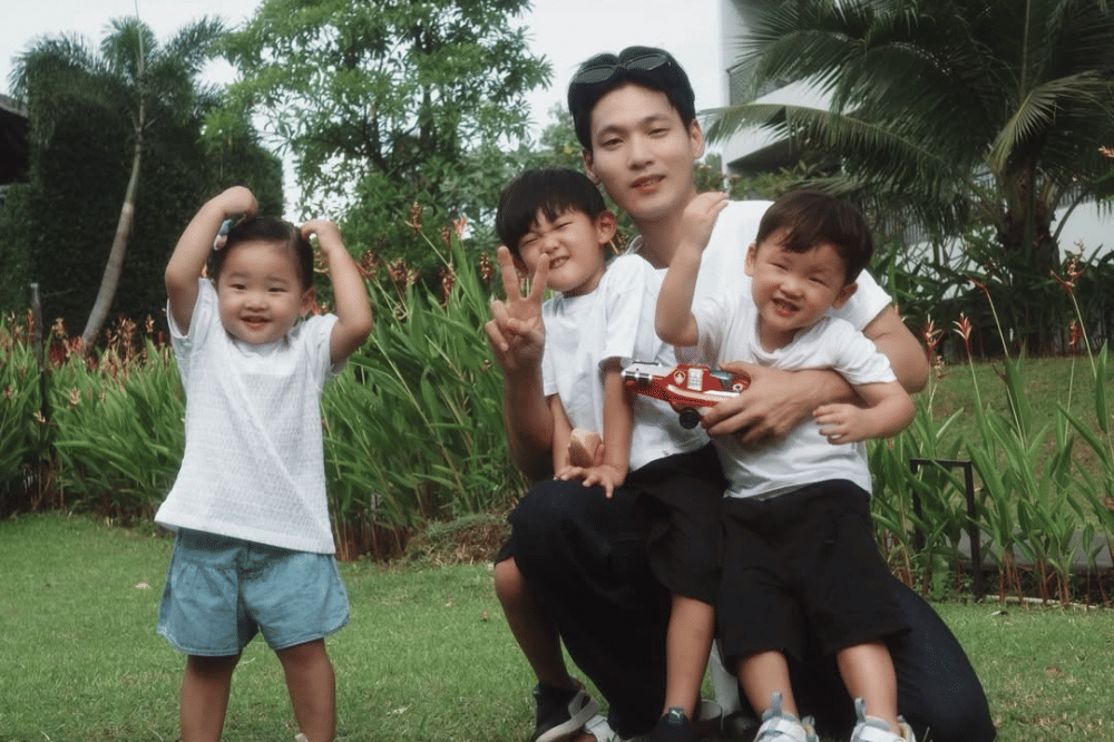 Daehoon dan trio na berpose bersama 
