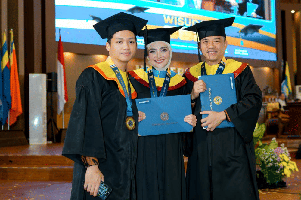 Ashanty Wisuda Bareng Anaknya