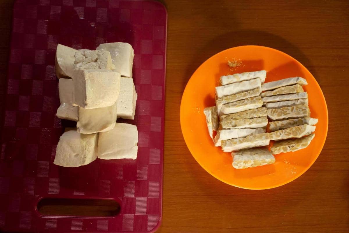 Protein nabati seperti tahu, tempe, dan kacang-kacangan