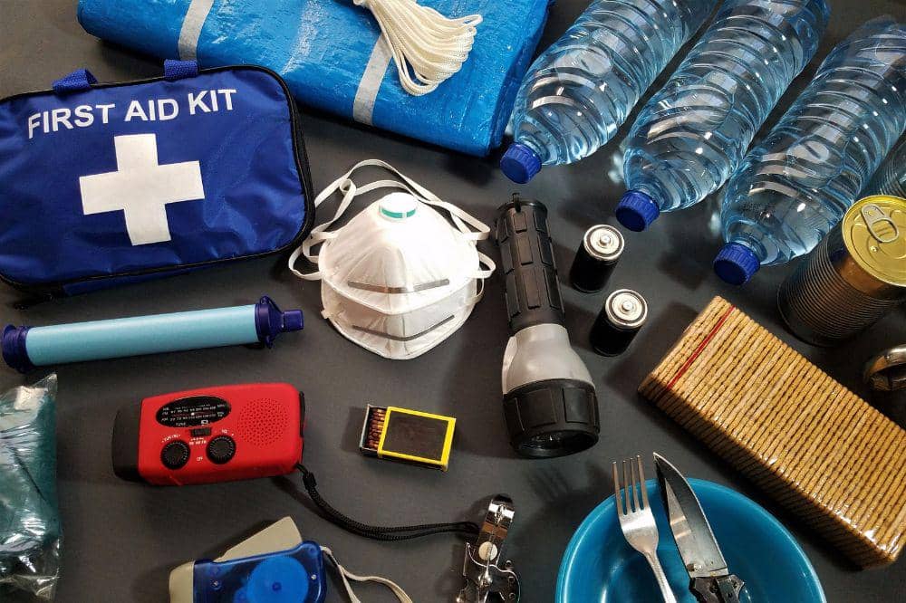 Menyiapkan emergency kit ketika mati lampu