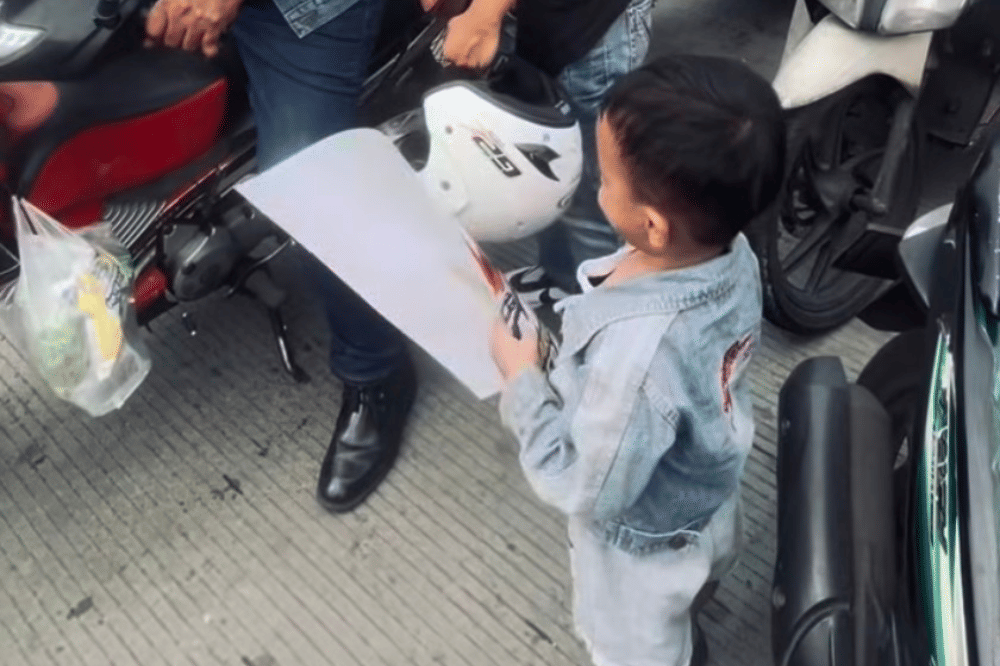 Seorang anak ikuti aksi demo 