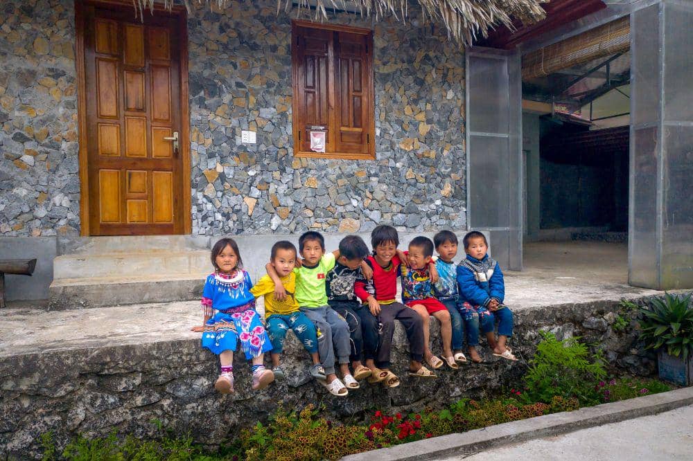 Mengajak anak untuk bermain di teras rumah ketika mati lampu