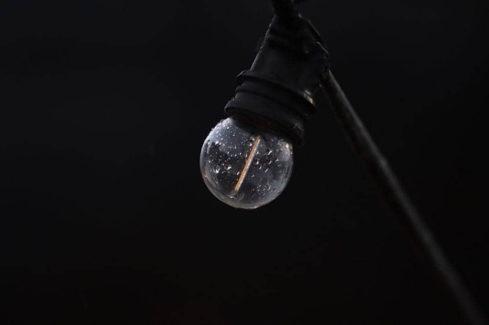 7 Tips Menghadapi Mati Lampu Bersama Anak agar Tetap Tenang dan Aman