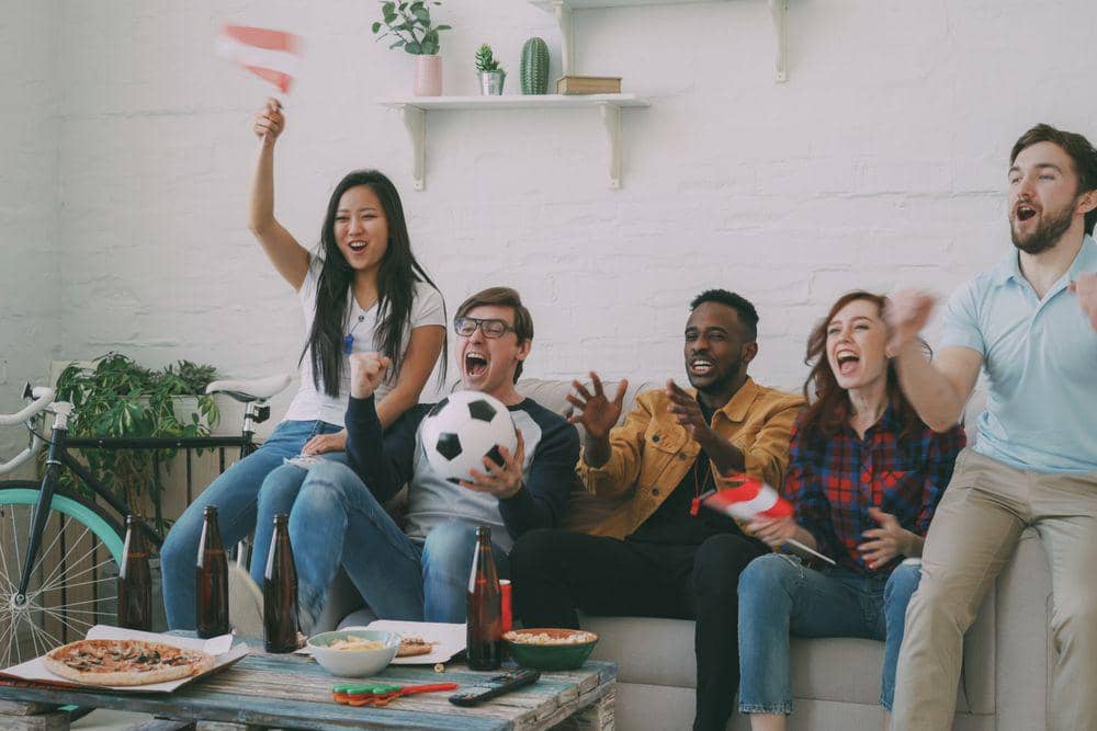 7 Tipe-Tipe Teman saat Nonton Bola Bareng, Ada yang Menyebalkan