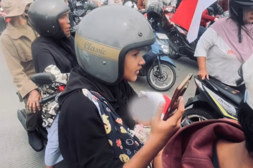 Anak anak ikut demo 