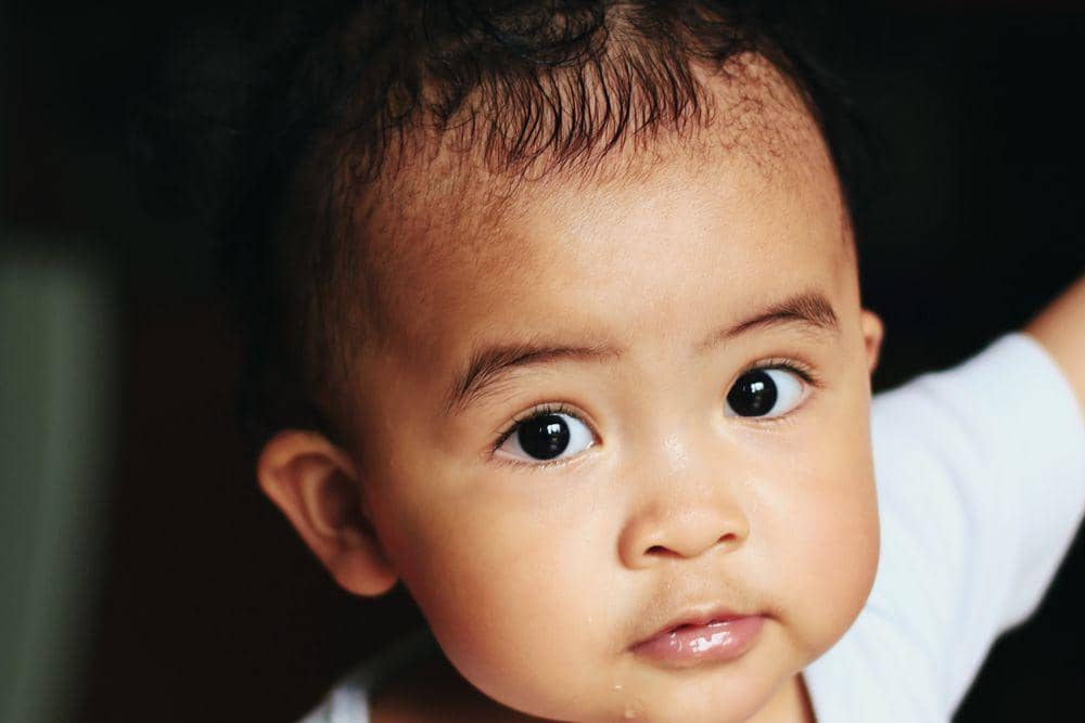 Bayi menggosok mata artinya apa?