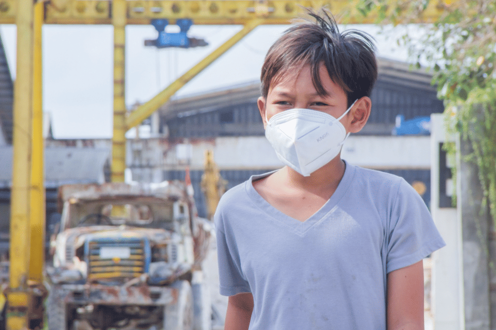 Seorang anak mengenakan masker