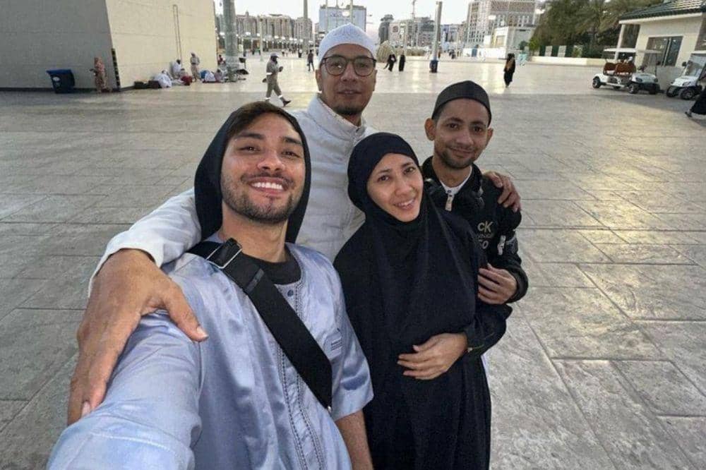  Refal Hady tumbuh dalam keluarga besar keturunan Arab-Betawi