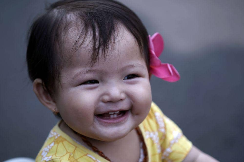 Bayi menggosok mata artinya apa?