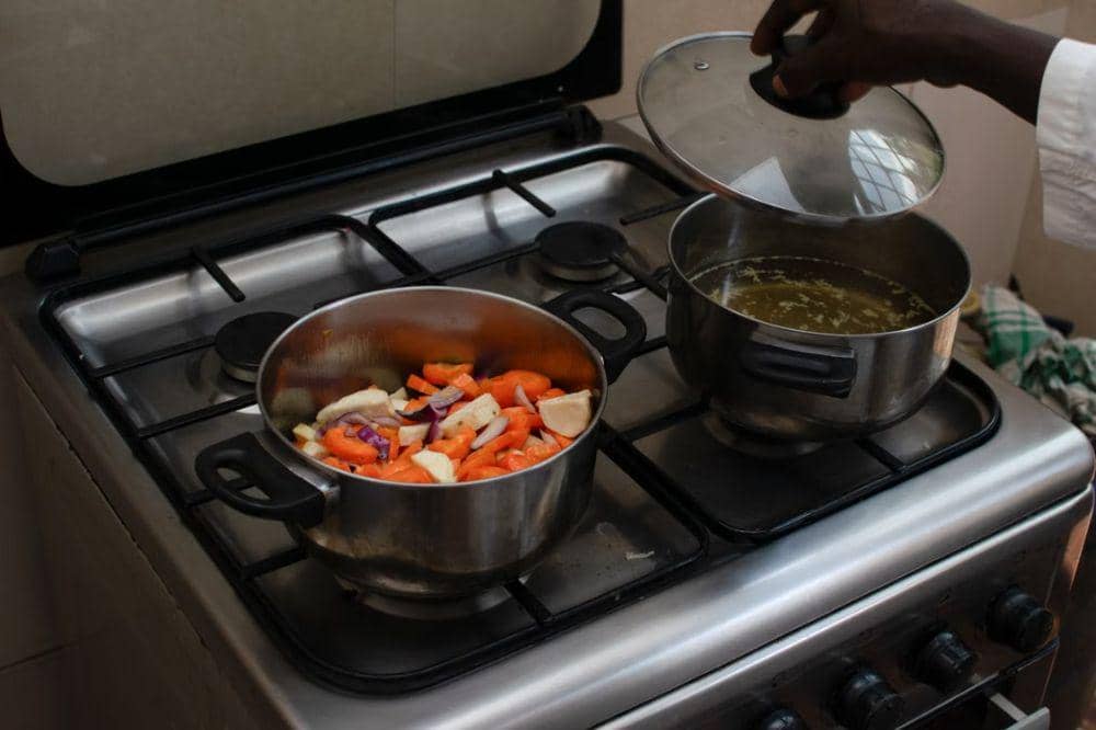 7 Cara Mengurangi Rasa Asin pada Makanan agar Masakan Makin Enak