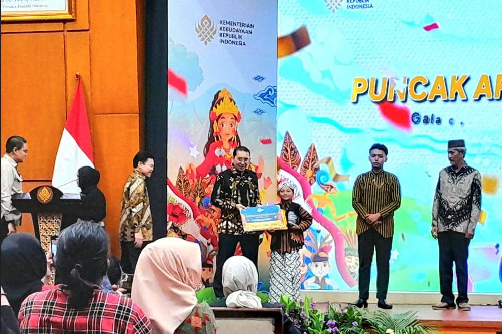 Penyerahan apresiasi acara Puncak Apresiasi Karya Gala Cerita Rakyat Indonesia 2026