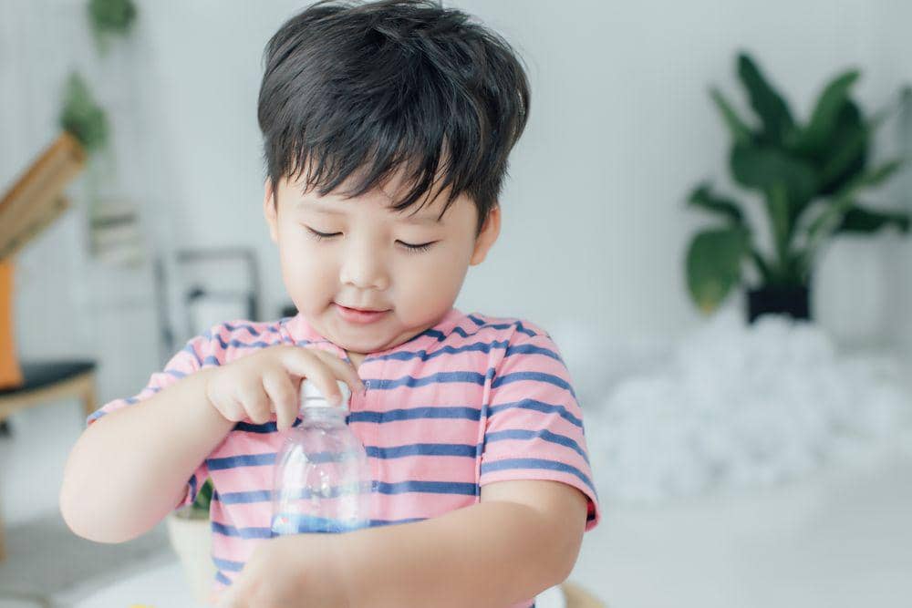 Membuka dan menutup tutup botol