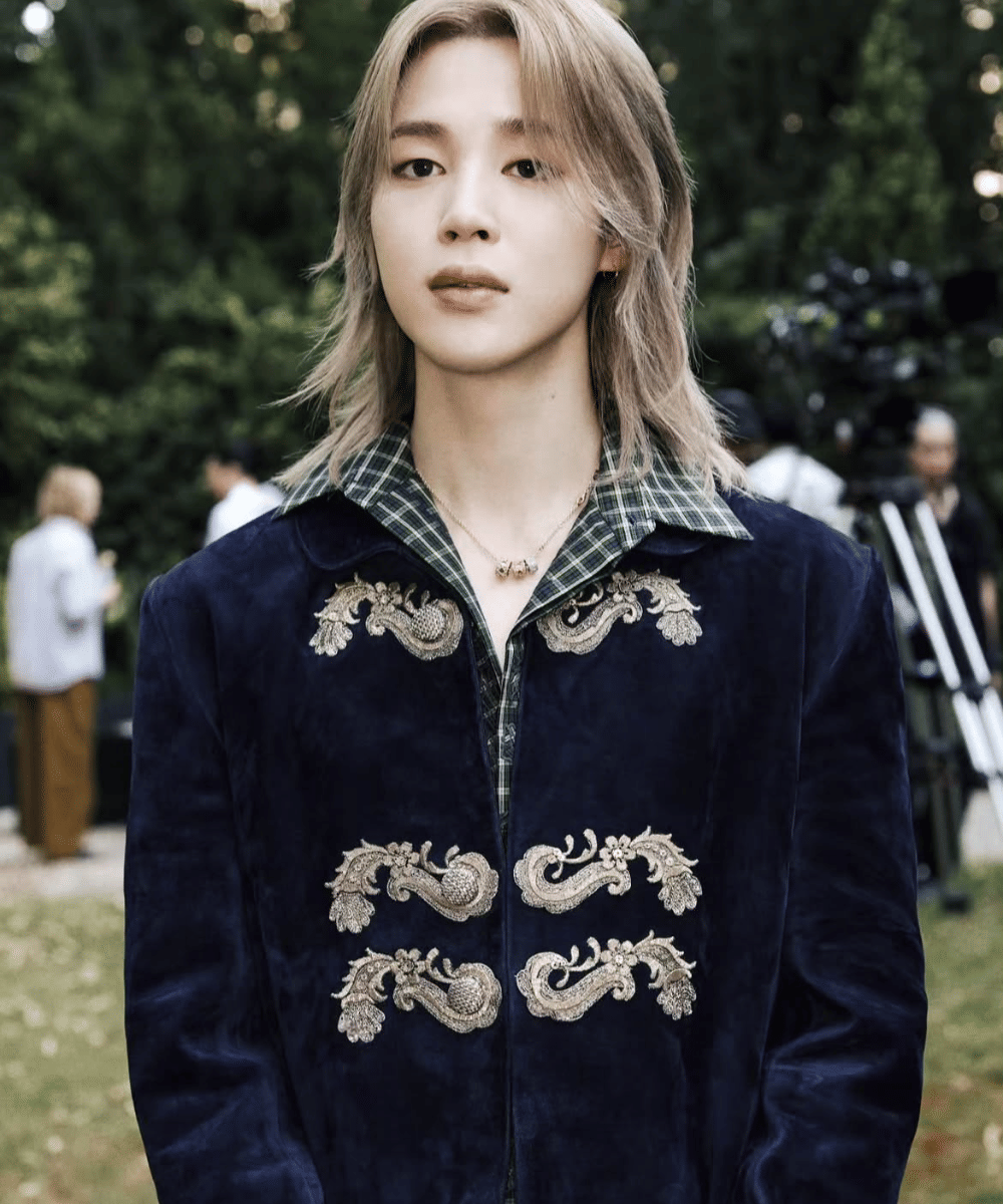 Gaya rambut layered dengan warna lembut 