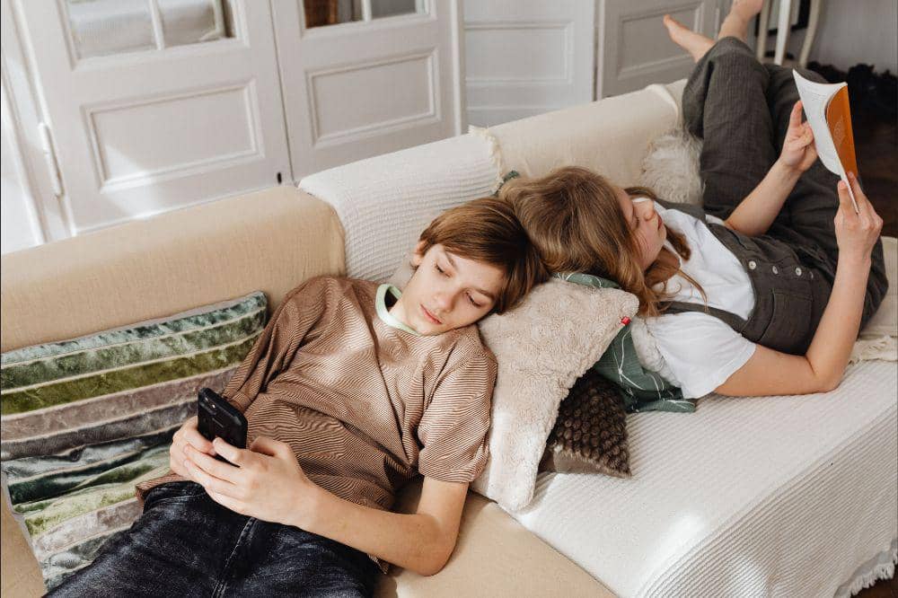 Berikan anak introvert waktu untuk mengisi kembali energinya sepulang sekolah