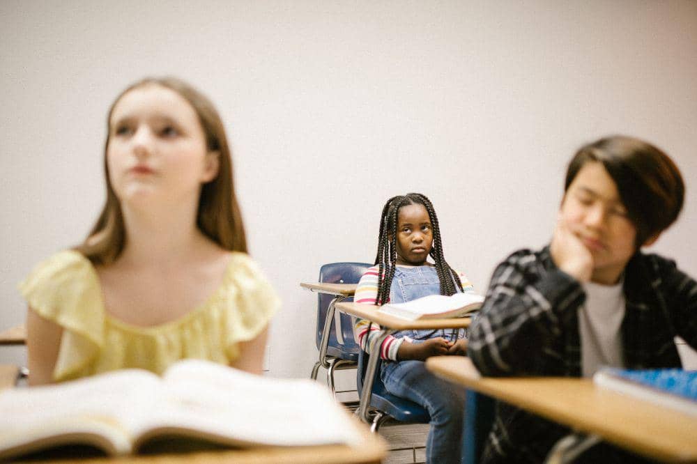 Cara mengatasi anak yang tidak punya teman di sekolah adalah cari tahu penyebabnya dulu