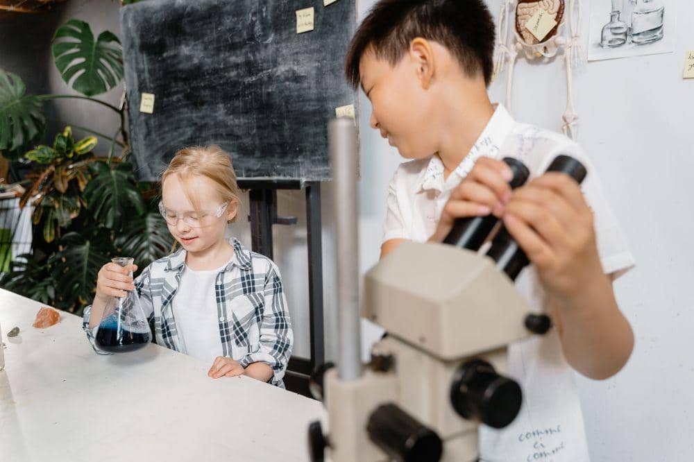 Cara mengatasi anak yang tidak punya teman di sekolah adalah daftarkan ke klub sesuai minat