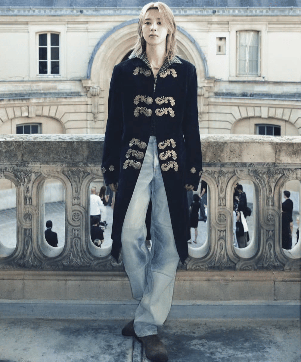 Perpaduan loose jeans yang berikan kesan relaxed luxury