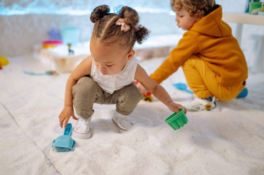 Cara mengajarkan anak untuk berteman adalah sering playdate bersama temannya