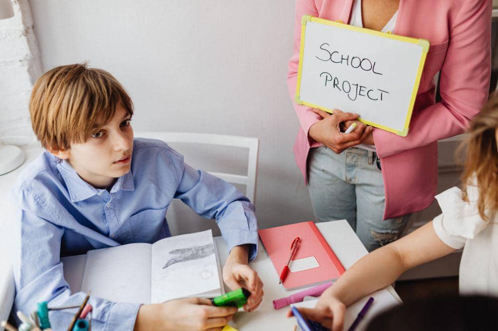 Cara mengatasi anak yang tidak punya teman di sekolah adalah dengan bantuan guru di kelas
