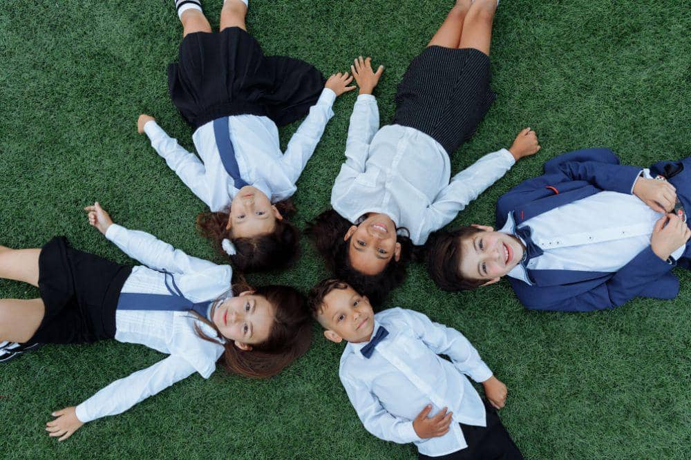 10 Tanda Anak Memiliki Pergaulan yang Sehat, Perhatikan Sikapnya!