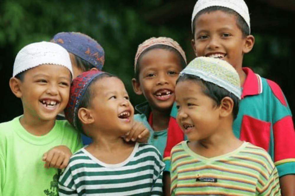 Anak-anak tersenyum di depan kamera 