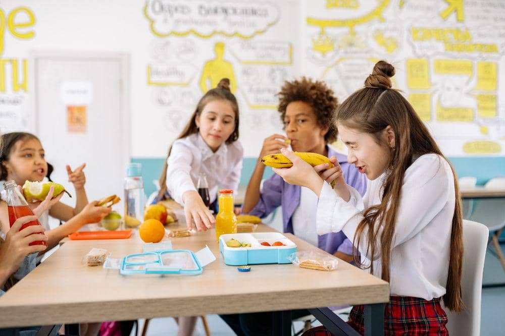 Bawa bekal yang bisa dimakan bersama agar anak mudah berteman