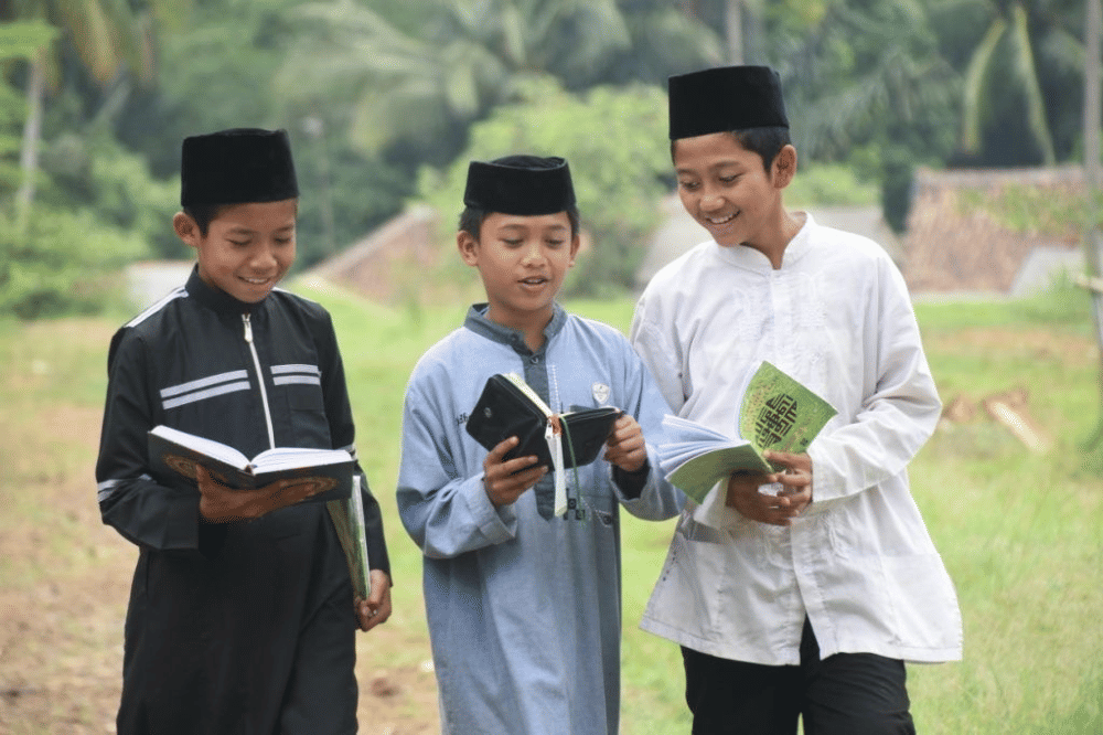 Anak-mah berjalan sambil membawa al-quran 