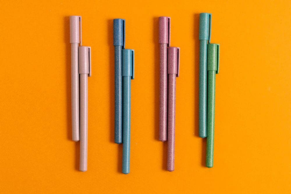 Melakukan latihan manipulasi pensil