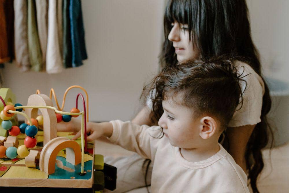 Cara mengajarkan anak berteman adalah dukung minat mereka