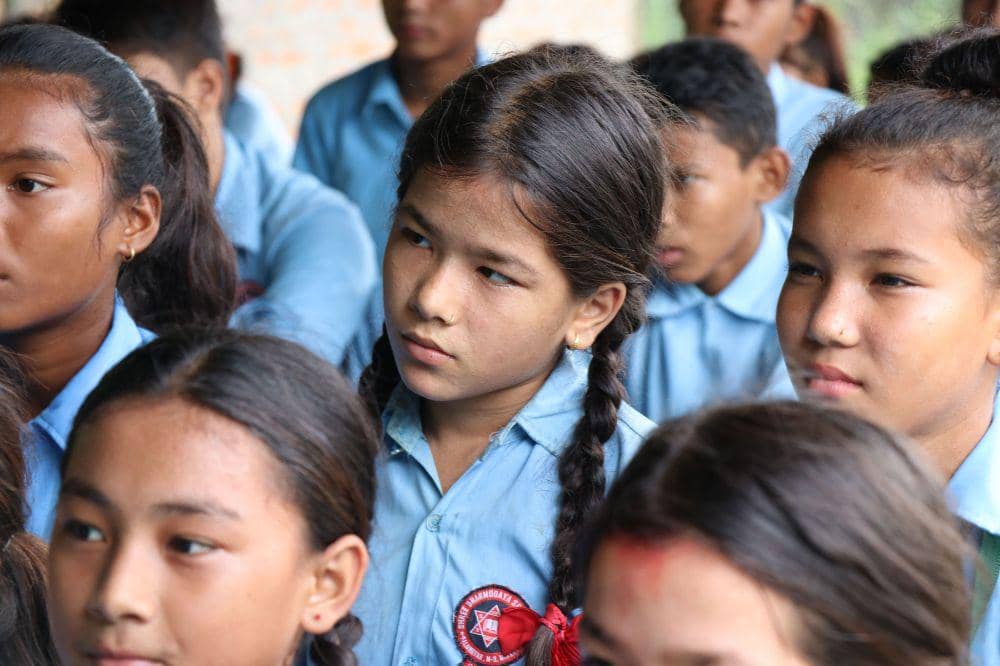 Cara mengatasi anak yang tidak punya teman di sekolah adalah ajarkan untuk mengamati lingkungan dulu