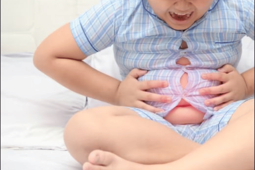 Seorang anak memegangi perutnya yang kesakitan