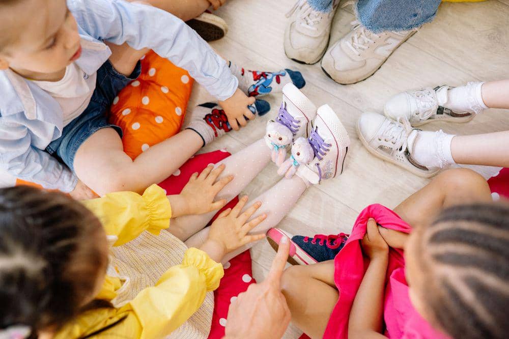 7 Cara Mengajarkan Anak Berteman, agar Mudah Memiliki Teman di Sekolah