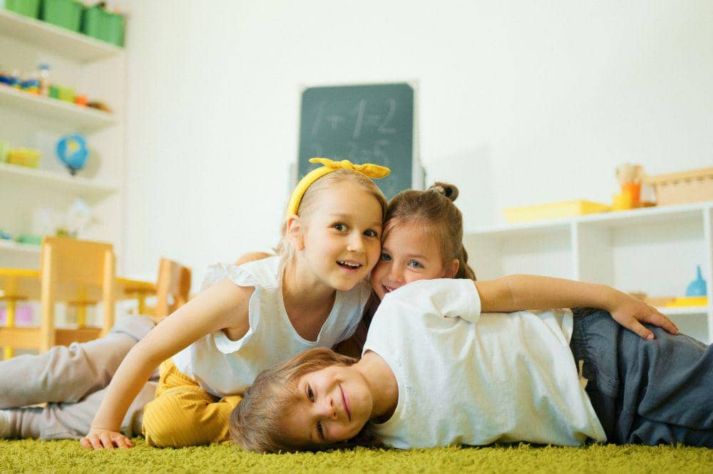 Ajarkan anak untuk tidak terlalu memilih-milih teman agar bisa berteman