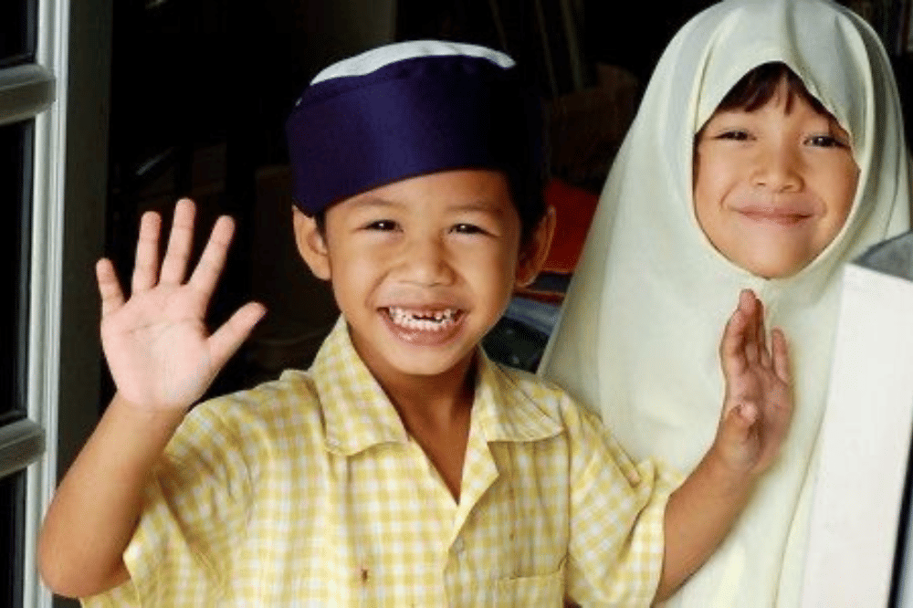 Anak-anak tersenyum di depan kamera 
