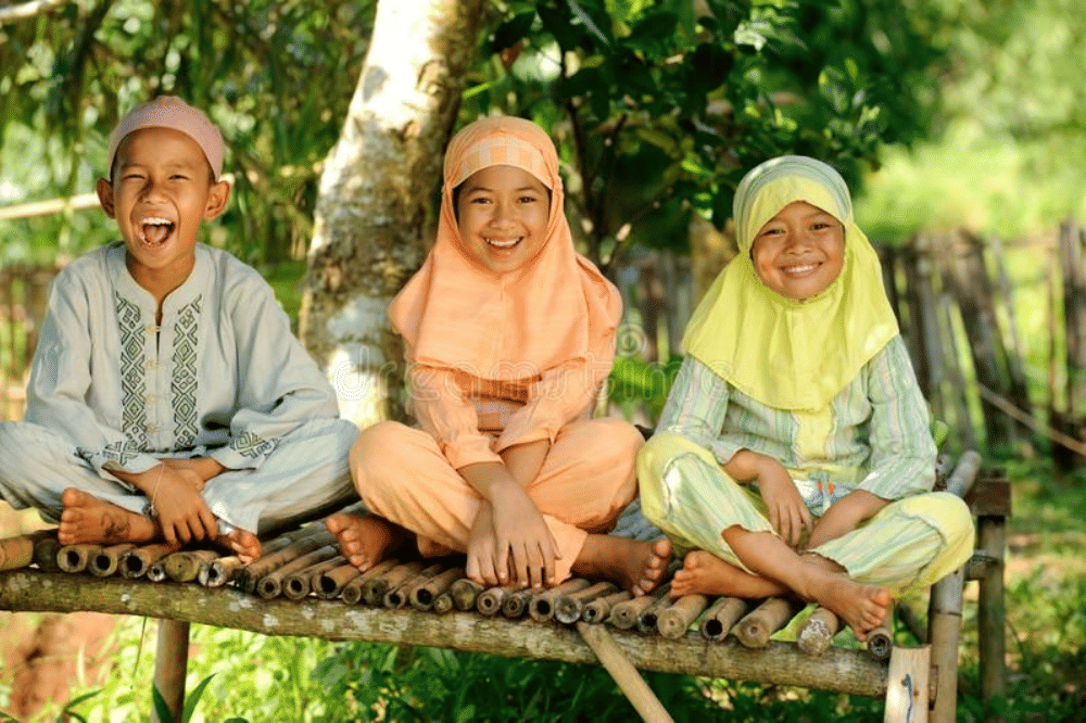 Anak-anak mengenakan pakaian muslim 