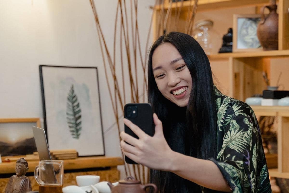 Lakukan video call untuk memastikan kondisi anak