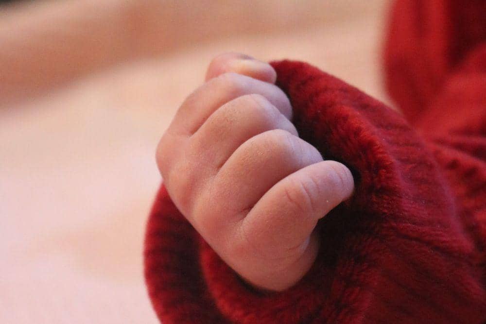 Bayi Mengepal Tangan Artinya Apa? Ini Penjelasannya