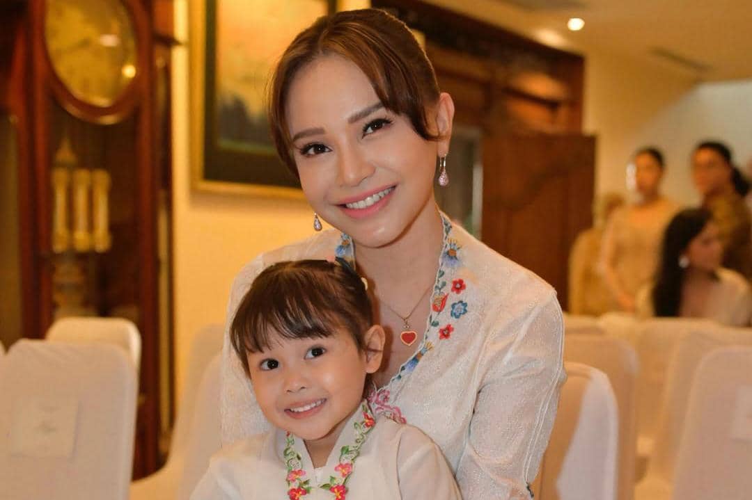 fakta keluarga Rossa