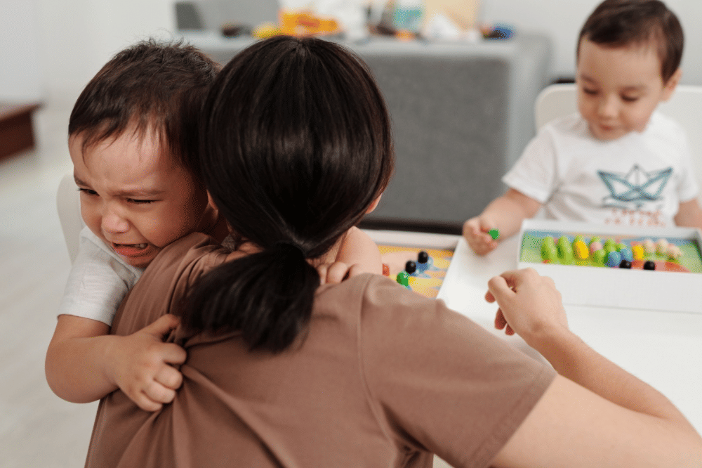Seorang anak menangis di pelukan sang mama