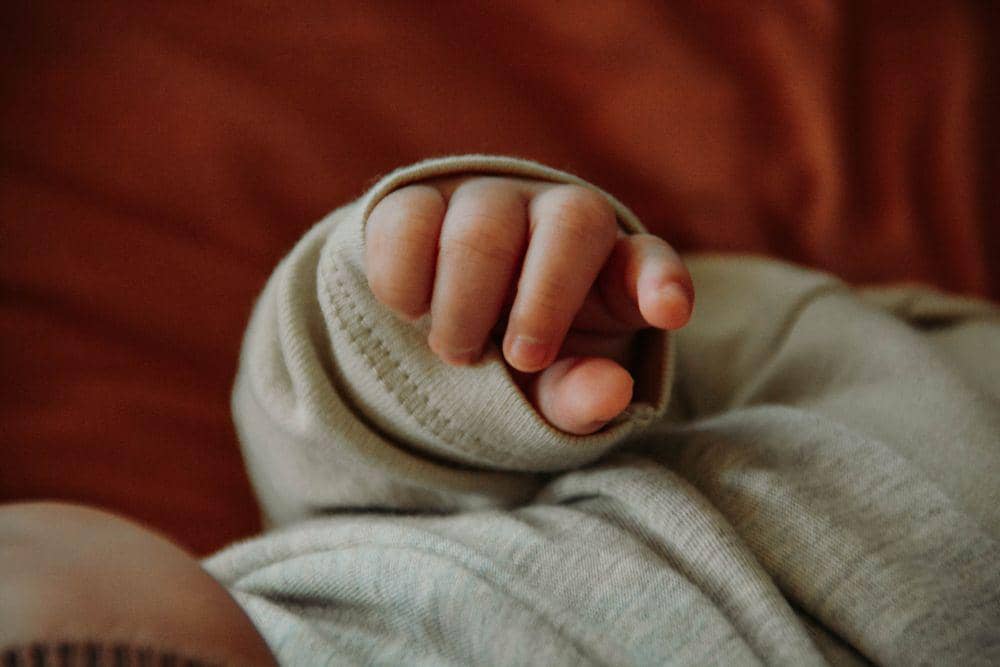 Tangan mengepal bisa menjadi tanda bayi sedang lapar