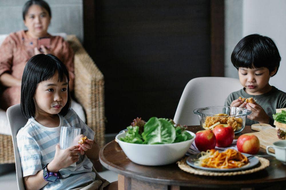 Kebiasaan makan orangtua memengaruhi kebiasaan anak