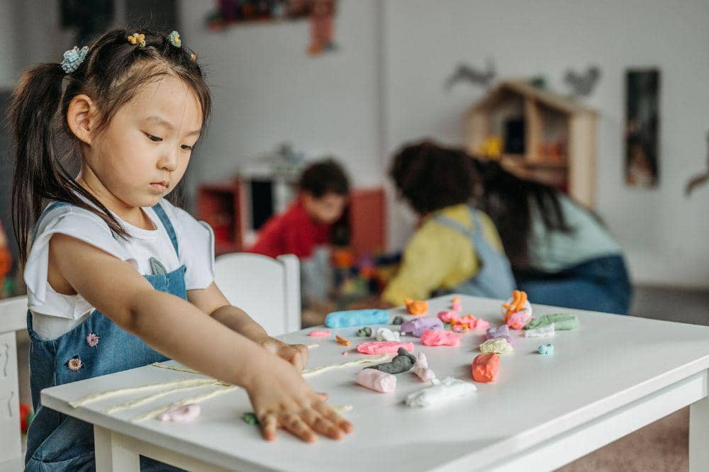 Ide permainan sensorik anak membentuk lilin di rumah