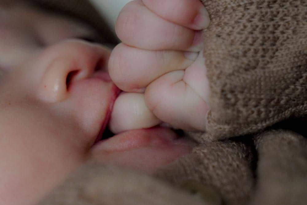 Kepalan tangan merupakan refleks normal bayi baru lahir