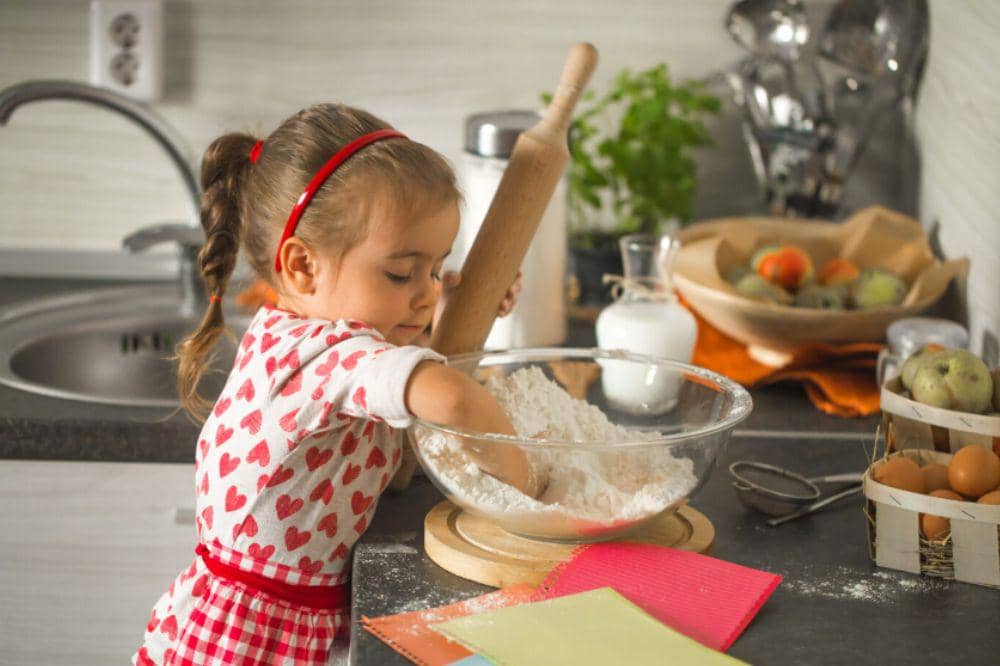 anak memasak